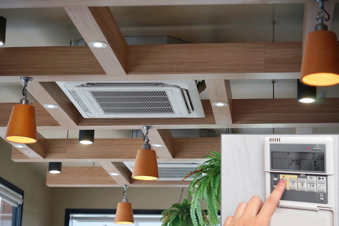 Commander une climatisation gainable à commande murale à distance avec un smartphone ou avec une enceinte connectée