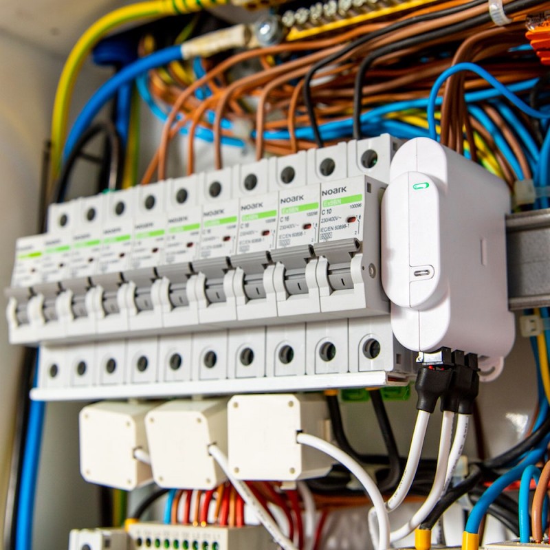 Le module de mesure de consommation connecté en WiFi Shelly 3EM est installé sur rail DIN, au tableau électrique