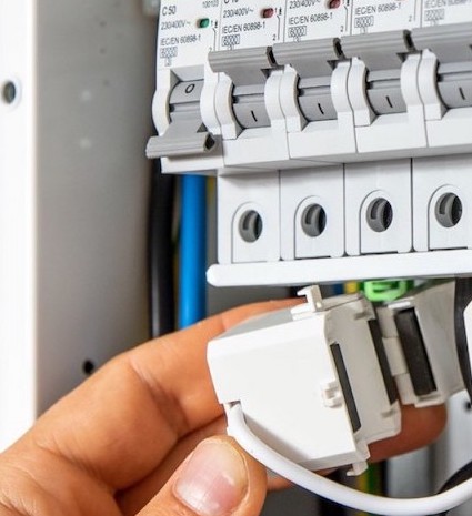 Installation des pinces du module de mesure de consommation connecté en WiFi Shelly EM