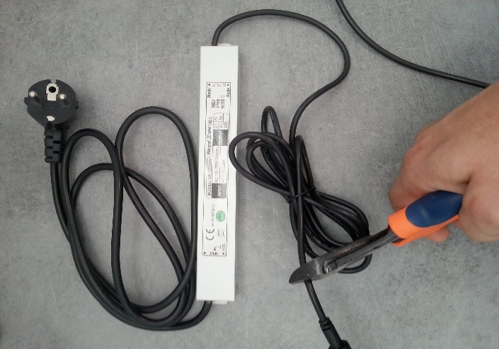 Coupe du câble d'alimentation